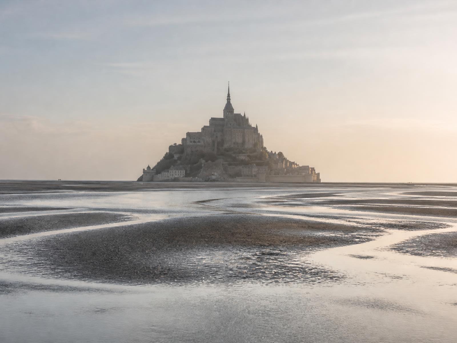Le Mont-Saint-Michel vu de la baie à marée basse