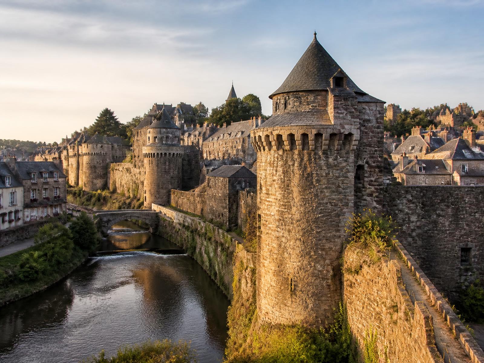 Le château de Fougères et ses remparts au bord du Nançon